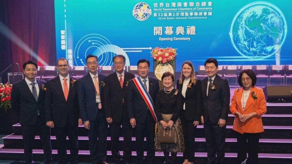 高雄市議會議長康裕成(圖右)與會重要貴賓與僑領代表合影留念。