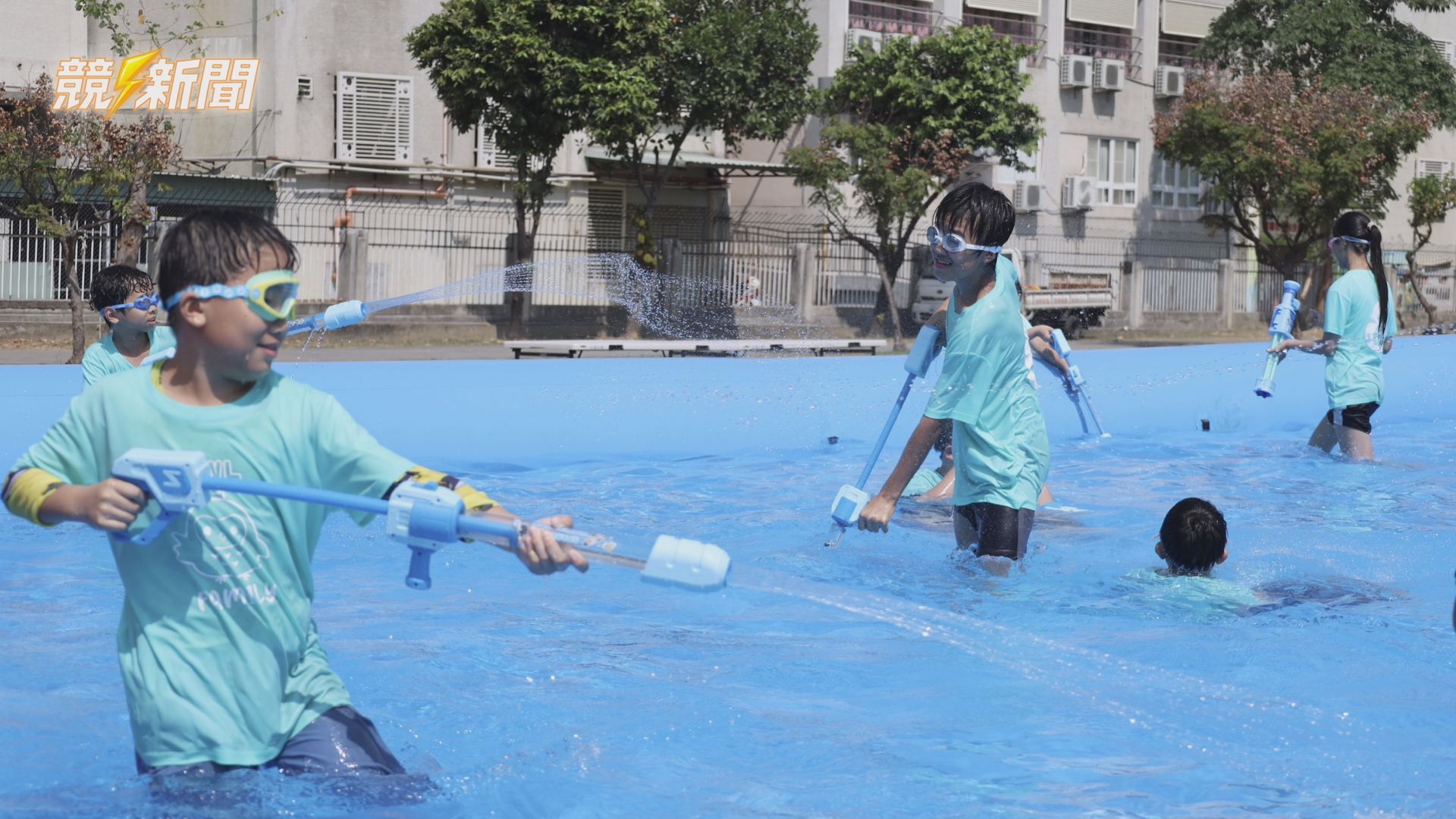 【文教】高雄新上國小兒童節升級水樂園 氣墊加水槍掀全校戲水熱潮