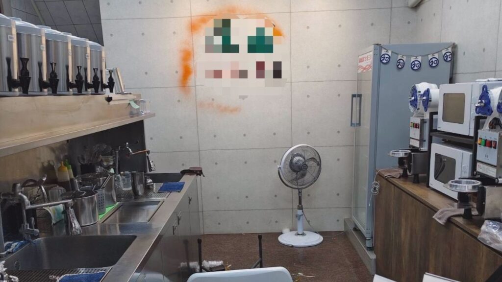 店家內部遭噴漆破壞，現場凌亂不堪，警方接獲通報後已到場處置。(圖：記者李佳龍／翻攝)