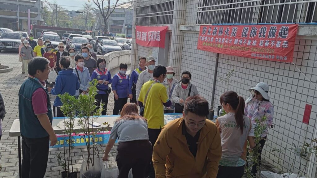 活動當天民眾不需攜帶證件，只要自備環保袋即可到各區公所領取，每人可領取2株樹苗。
