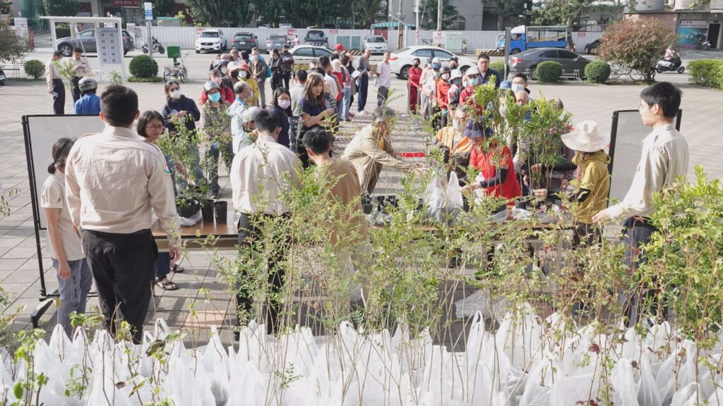 植樹節活動現場準備了光臘樹、毛柿、象牙樹及羅漢松等多樣化樹種免費發送。