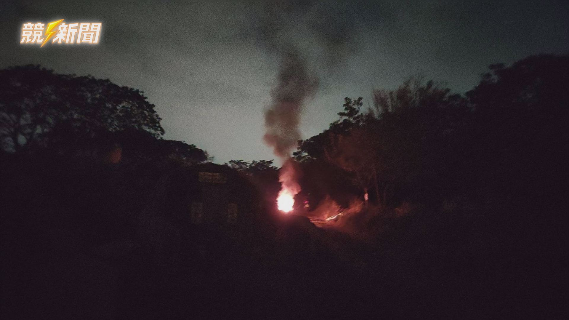 【警消】湖內警墓區圍捕電纜賊 嫌邊燒纜線邊滑手機遭警現逮