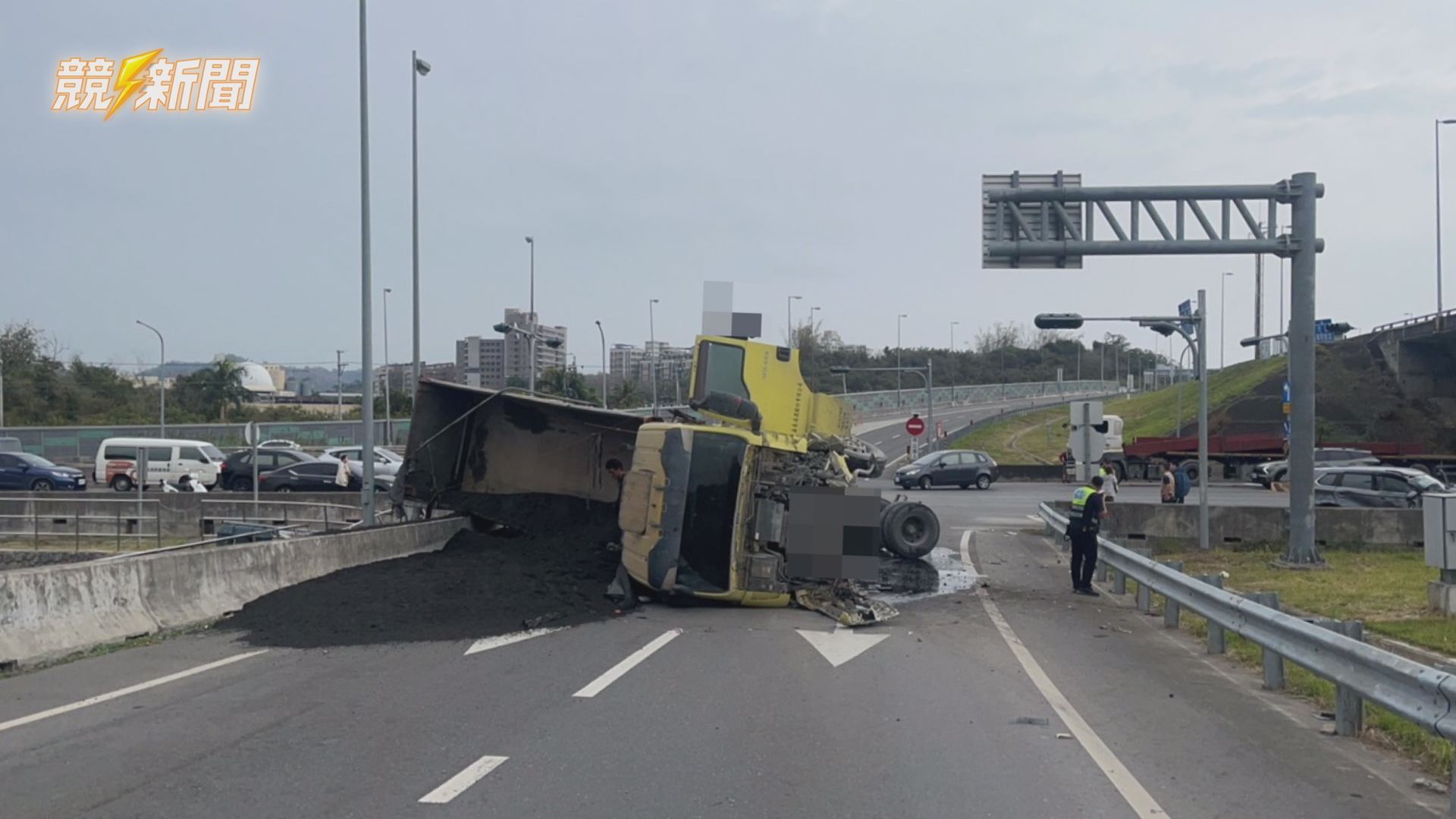【警消】高雄燕巢交流道口曳引車闖燈釀翻覆事故 4人受傷送醫警依法開罰