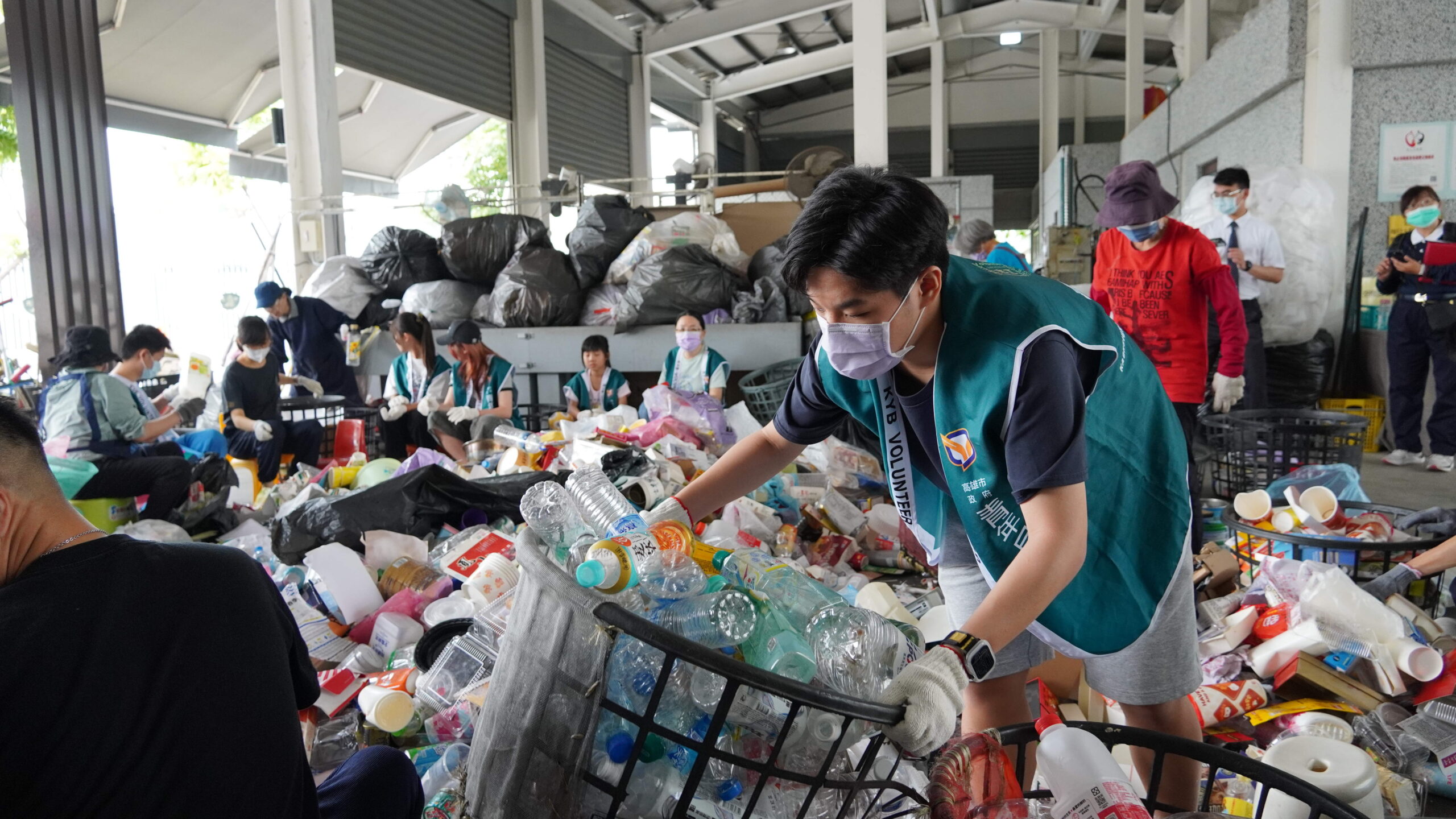 【公益】高雄青年志工走進環保站 從回收分類到牛仔布再生 體驗循環永續