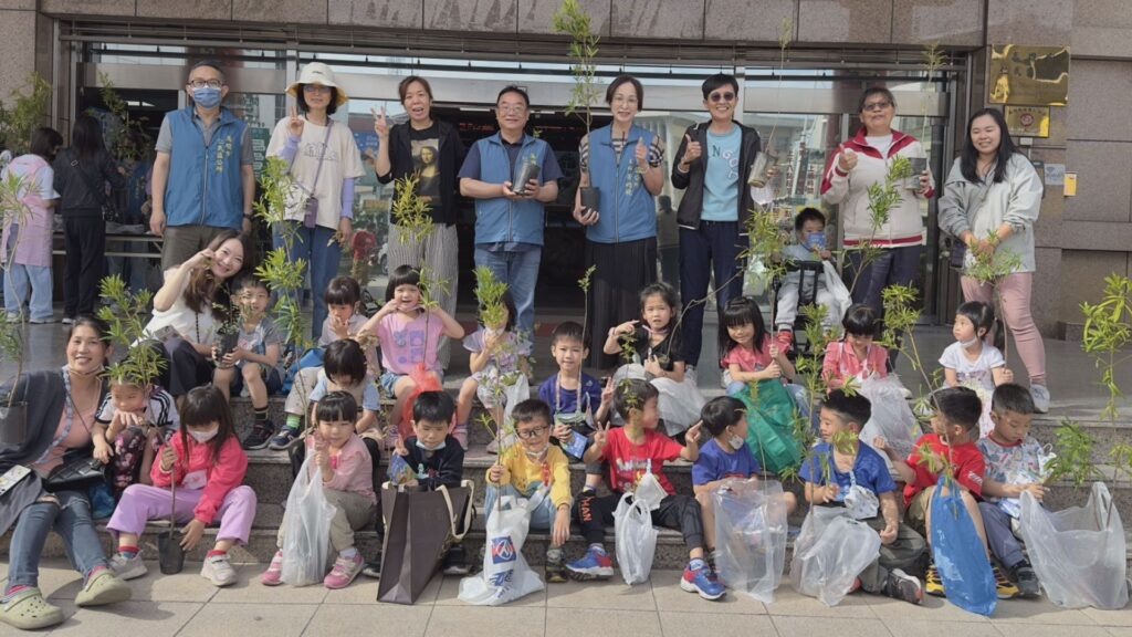 高雄市各區公所同步響應植樹節，大小朋友領取樹苗後開心合影