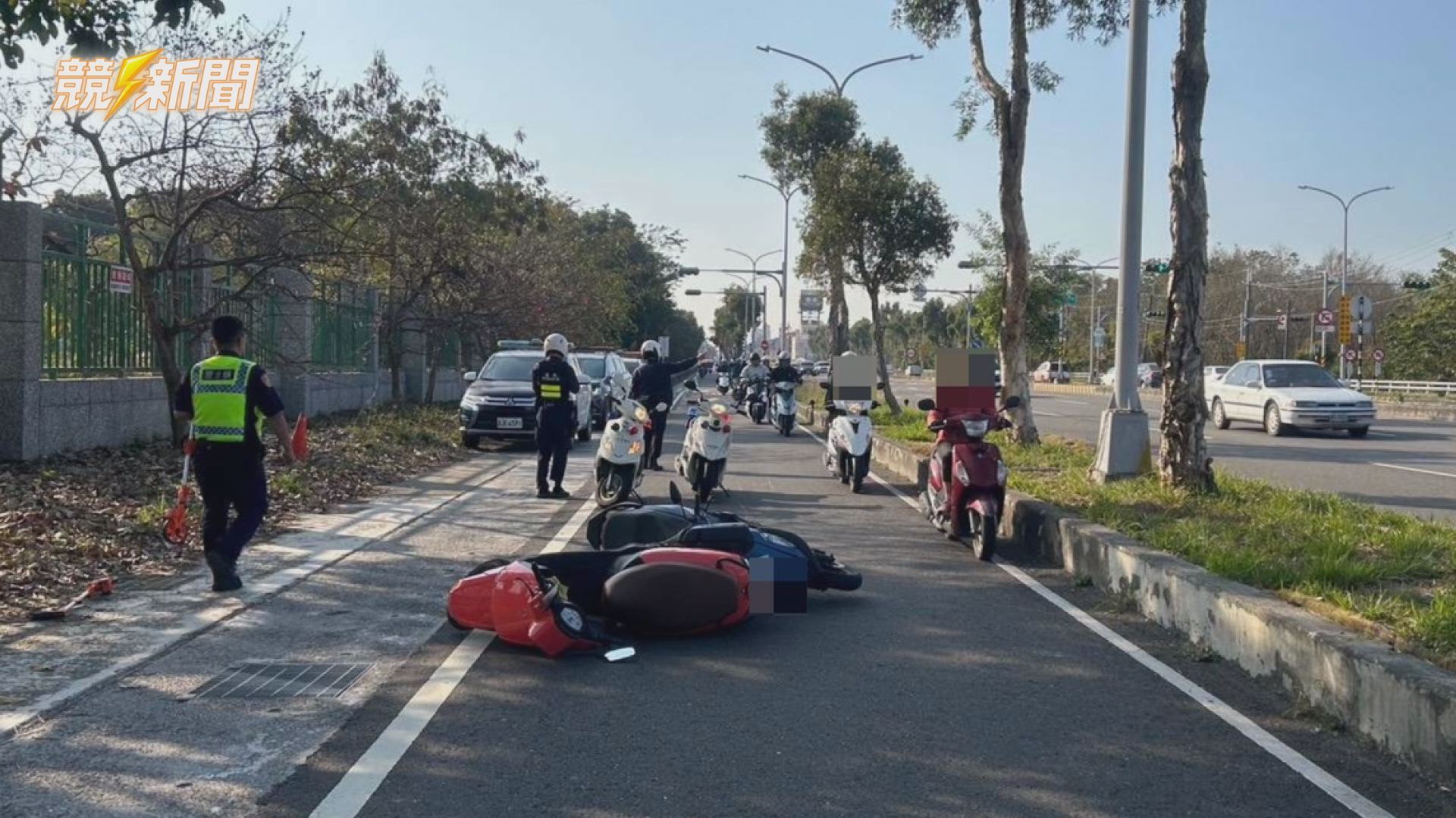 【警消】高雄橋頭台一線9機車連環追撞 岡山警初判未保持安全距離