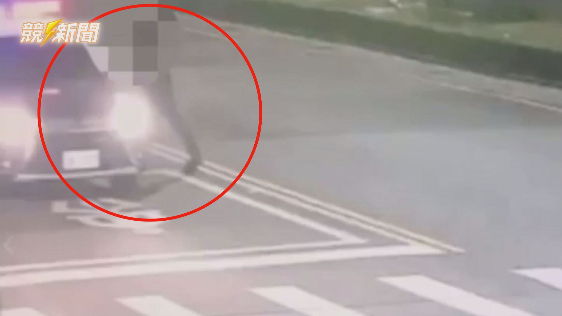 【警政】高雄印尼外籍男凌晨路口突踹警車 砸警方密錄器逃百米遭壓制