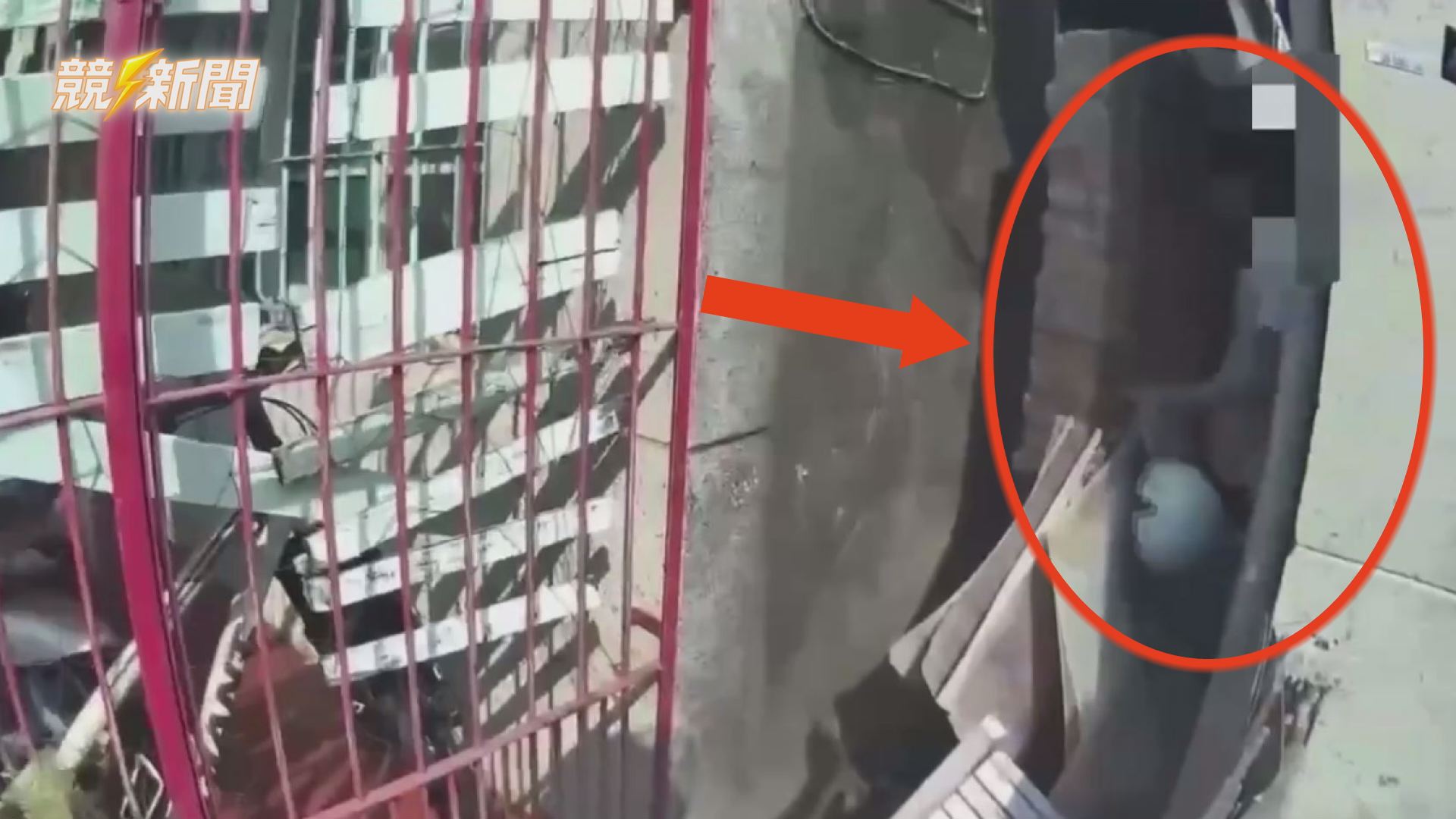 【警政】高雄毒通犯逃到死巷翻牆失手 整個人卡水溝秒被警帶走