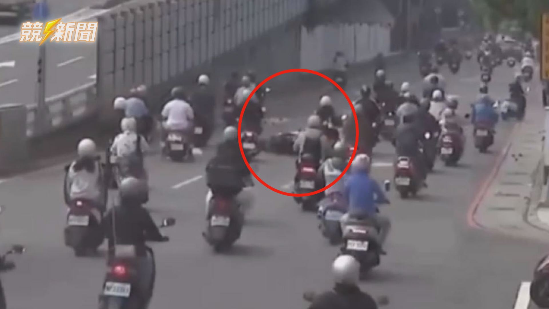 【社會】高雄貨車轉彎番茄散落一地 女騎士閃避不及自摔受傷