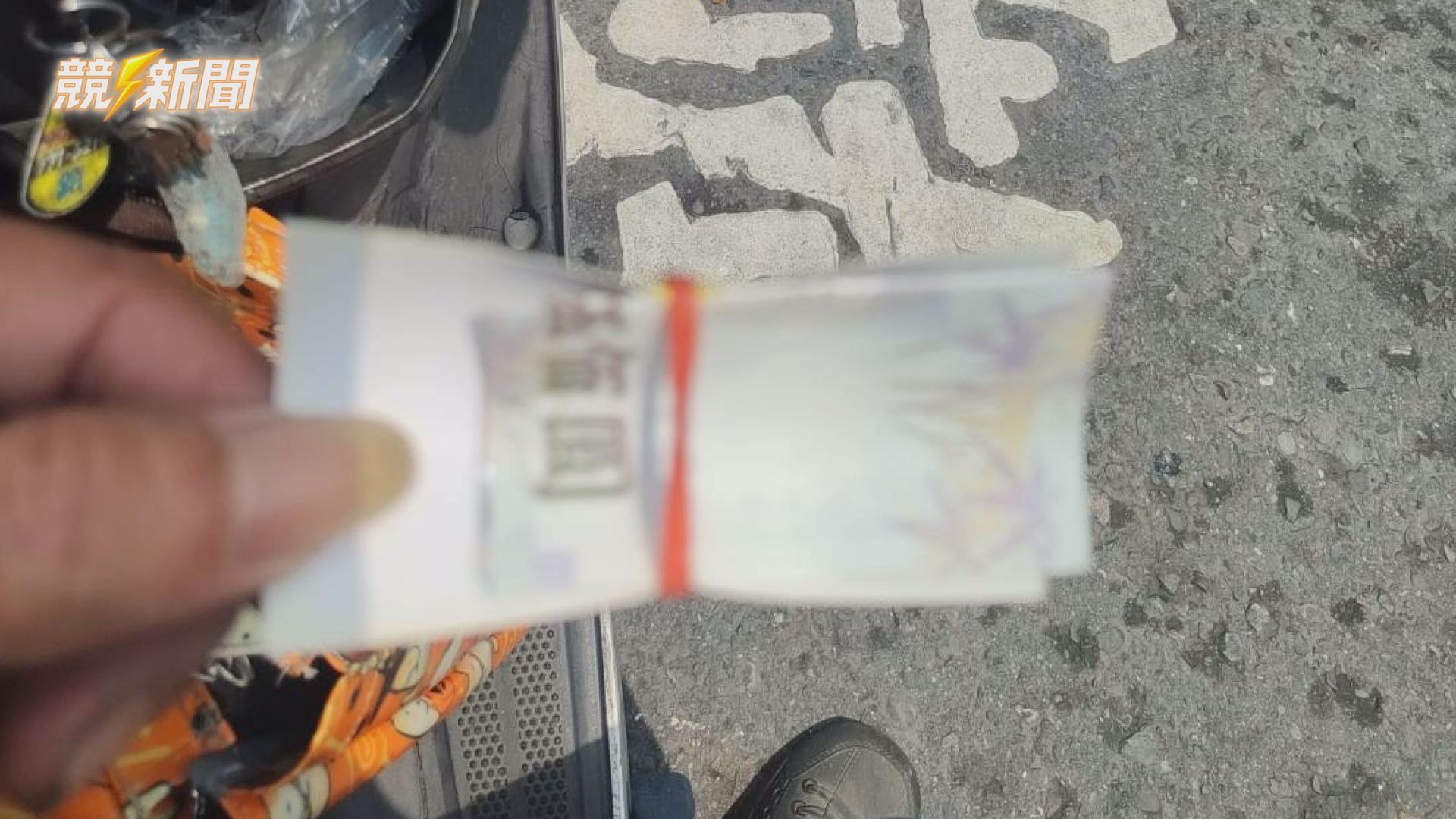 【社會】天將橫財?!高雄男買完餡餅回頭看傻眼 機車上竟多500元與名片