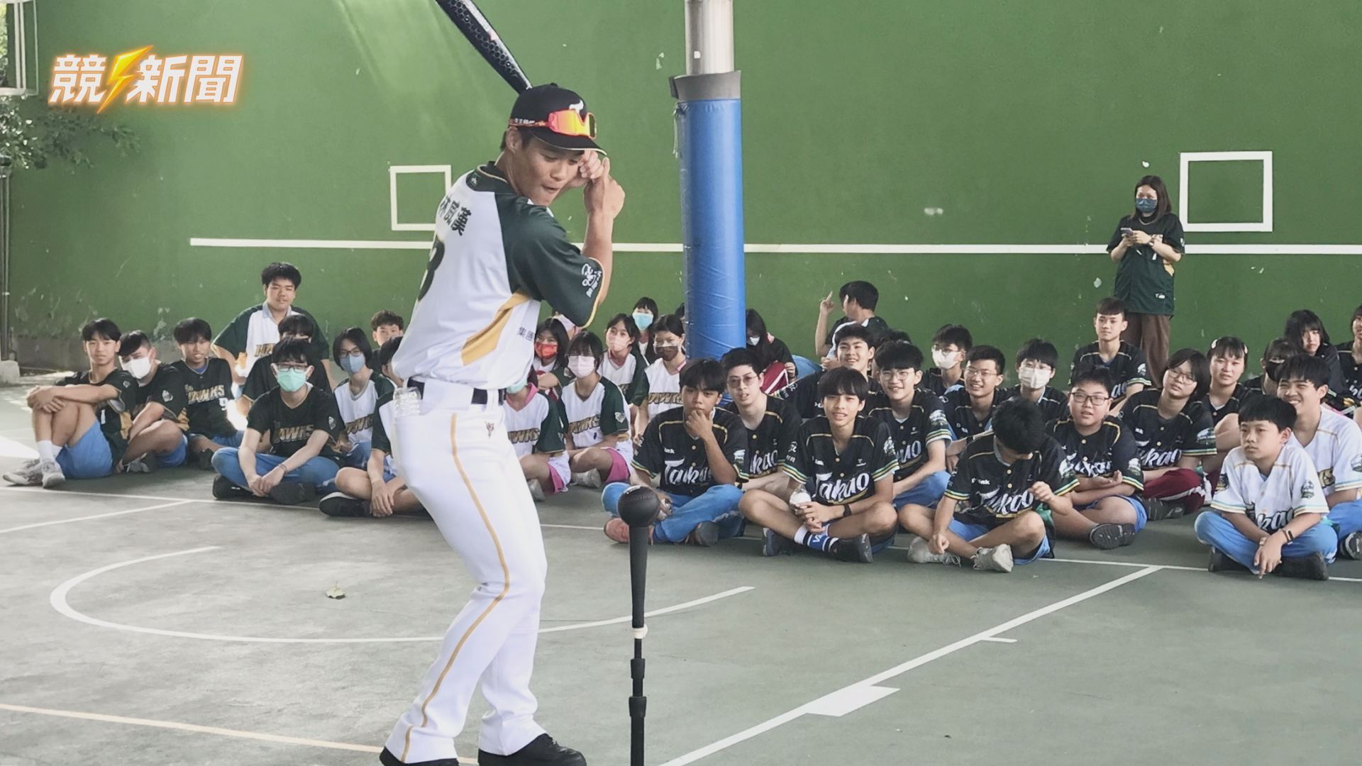 【文教】職棒隊員進校園掀熱潮 台鋼雄鷹球員親授球技為會考生打氣