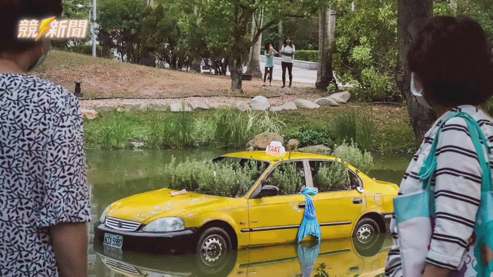 【藝文】民眾驚：有計程車衝進高美館湖畔?!原是奧拉之城III15組藝術裝置之一