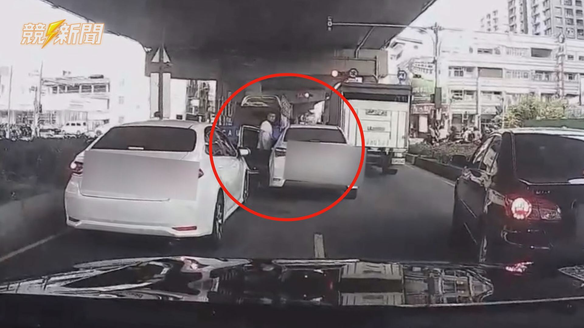 【警政】高雄鳳山下班車潮爆警匪追逐 雙通男駕車逆向闖紅燈七分鐘後遭逮