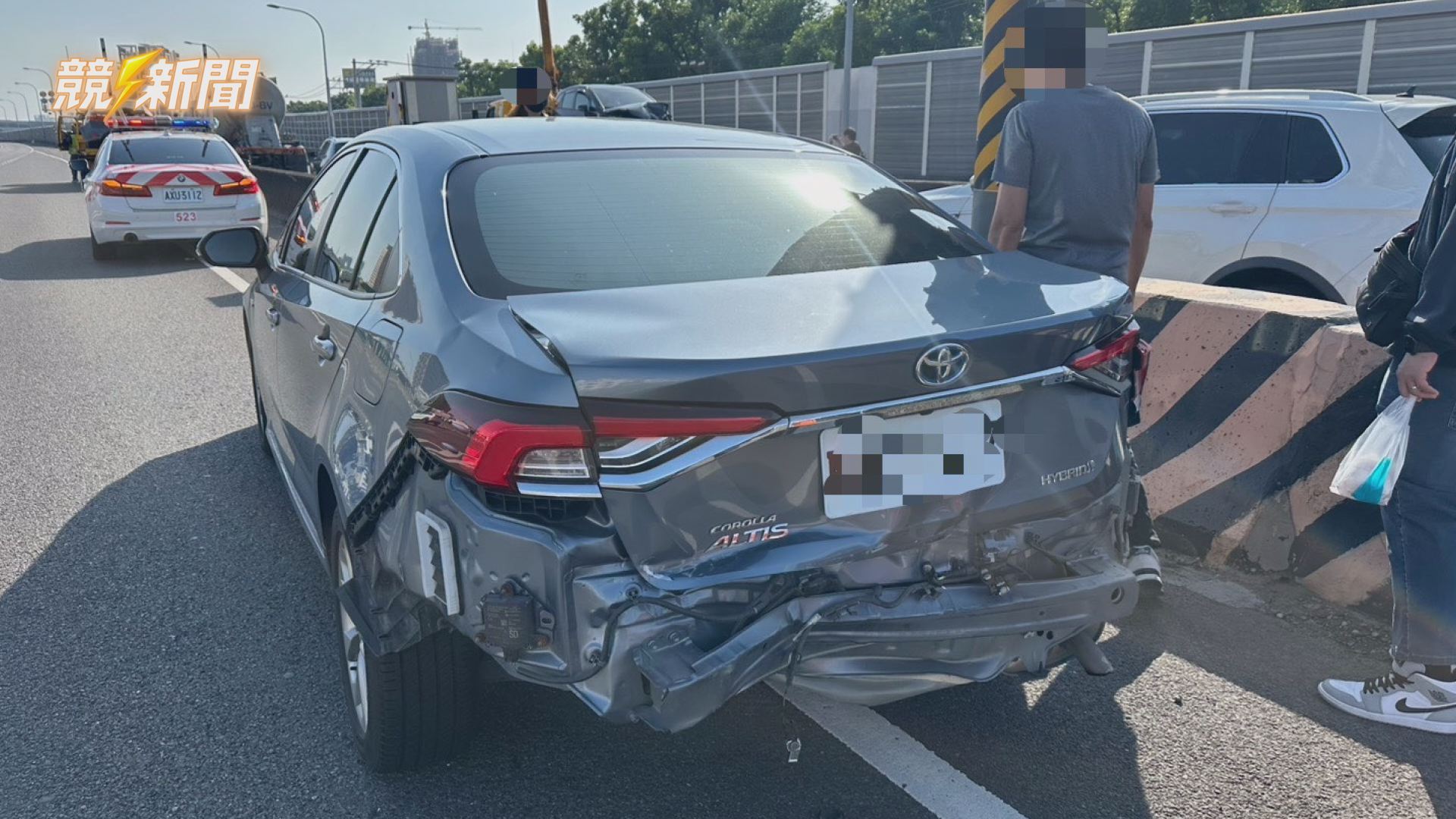 【交通】國道1號五甲匝道3車連環追撞 事故清晨七分鐘排除未傷亡