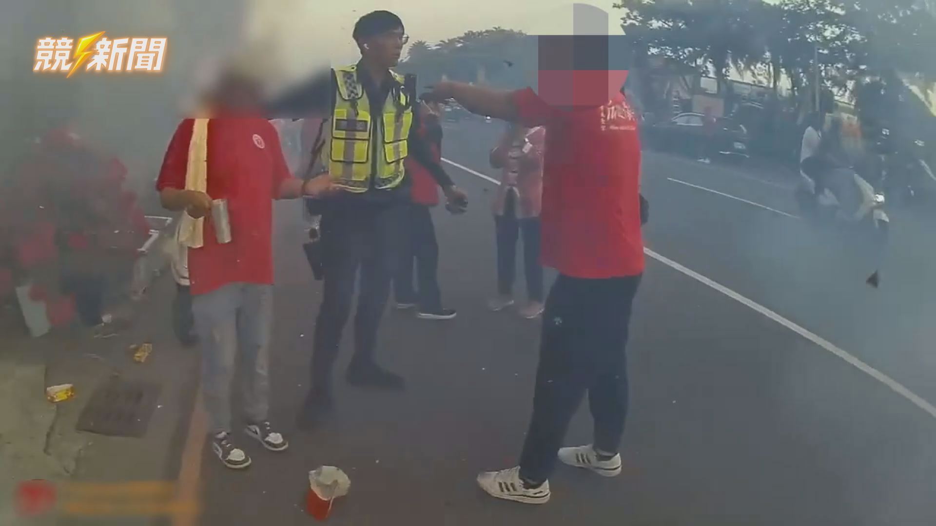 【警政】旗津廟會爆竹堆滿道路 鼓山警即時制止開罰維護安全
