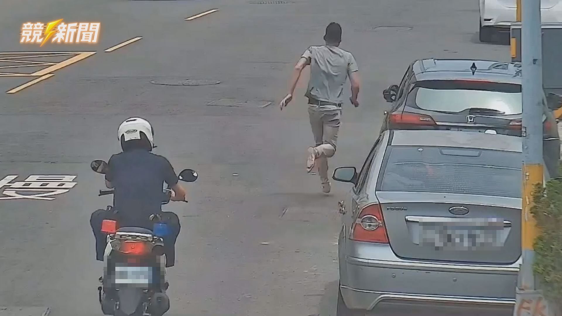 【社會】赤腳狂奔想跑贏警車！鳳山警逮通緝犯 屋內再起出安非他命