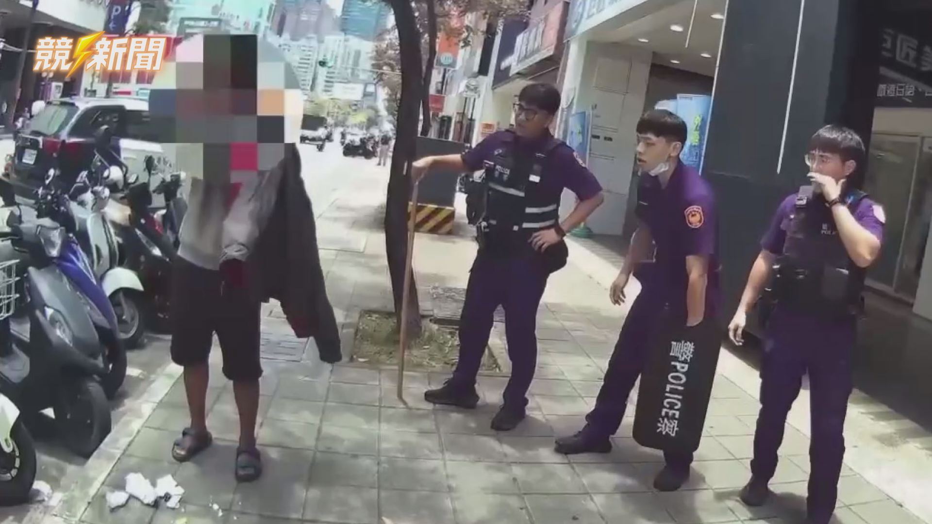 【社會】高雄三多商圈怪大叔持刀逛街？！拿店家菜刀走幾步又返身歸還