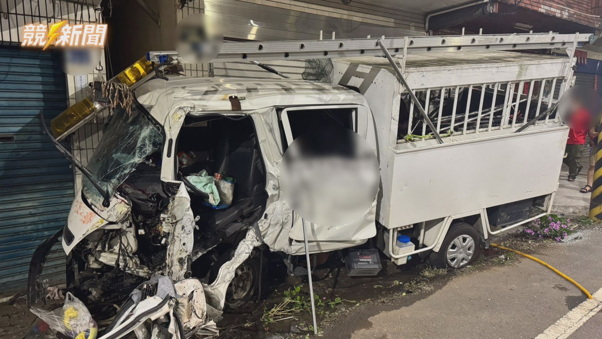 【社會】燕巢深夜酒駕衝撞民宅 小貨車駕駛受困送醫依法送辦