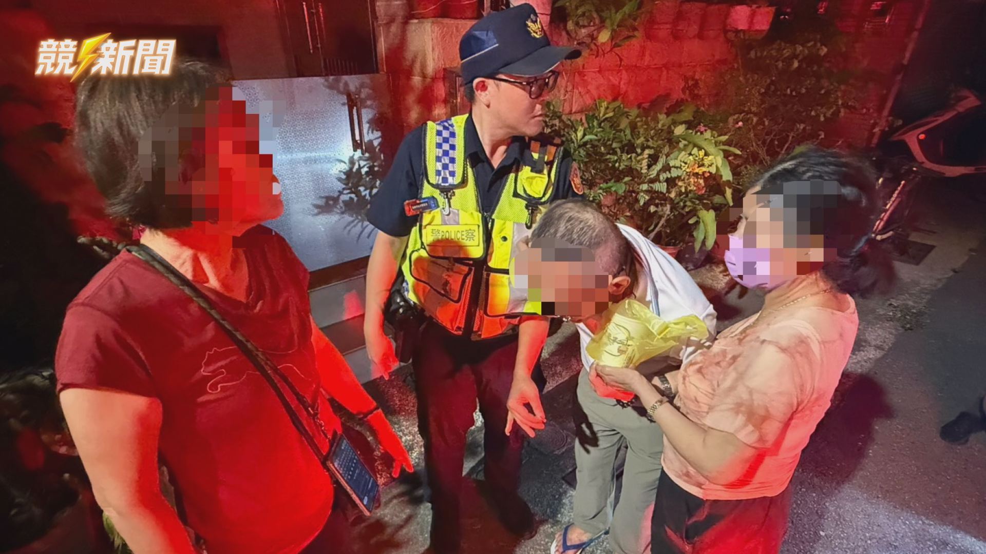 【社會】高雄前鎮老翁深夜低血糖跌坐路旁 暖警與飲料店接力救援
