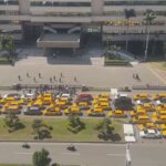 【交通】高雄百輛計程車包圍市府抗議 運將怒「再不調整運價快撐不下去」