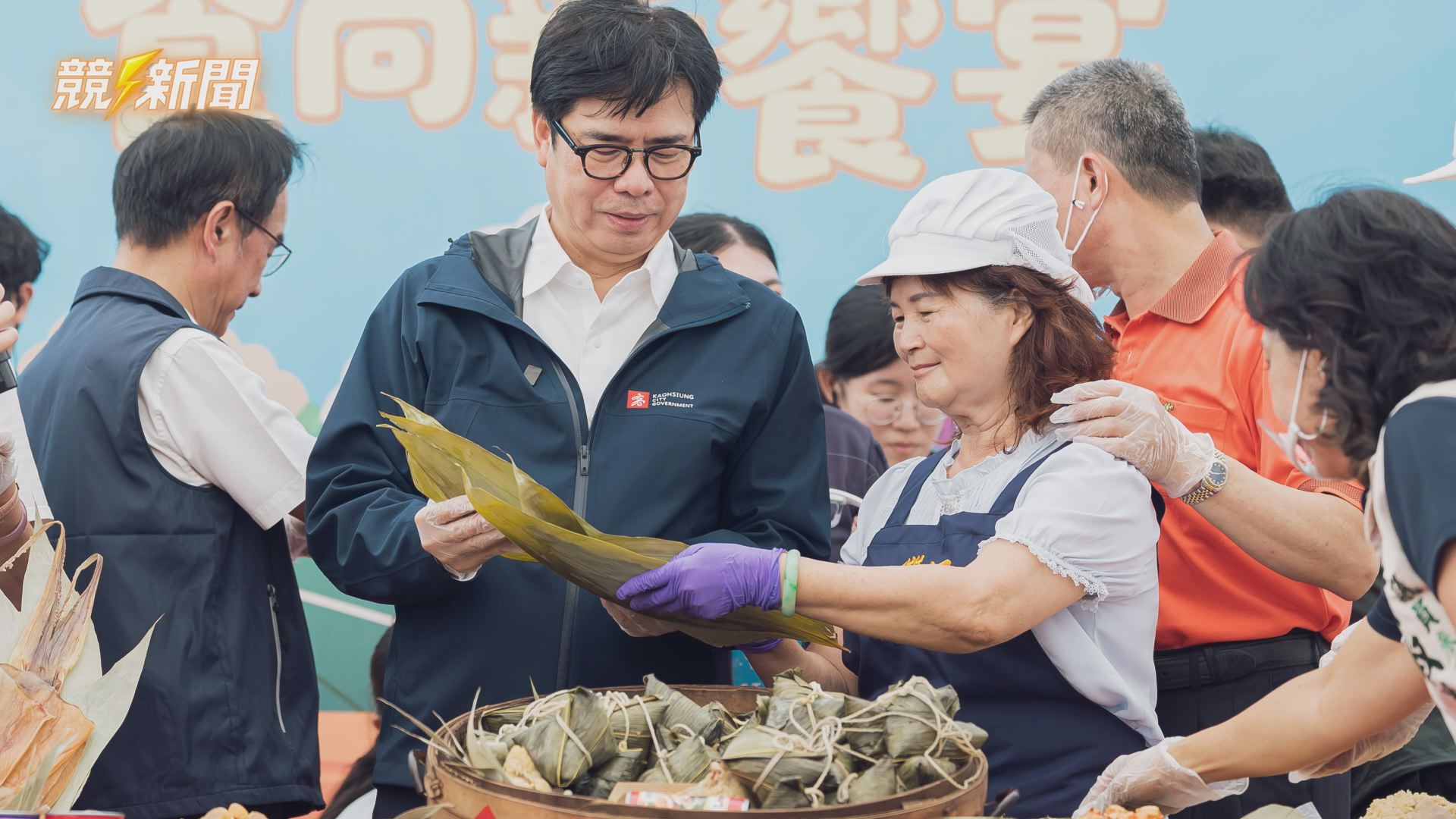 【生活】高雄三鳳中街端午包粽活動 百人體驗傳統市場文化