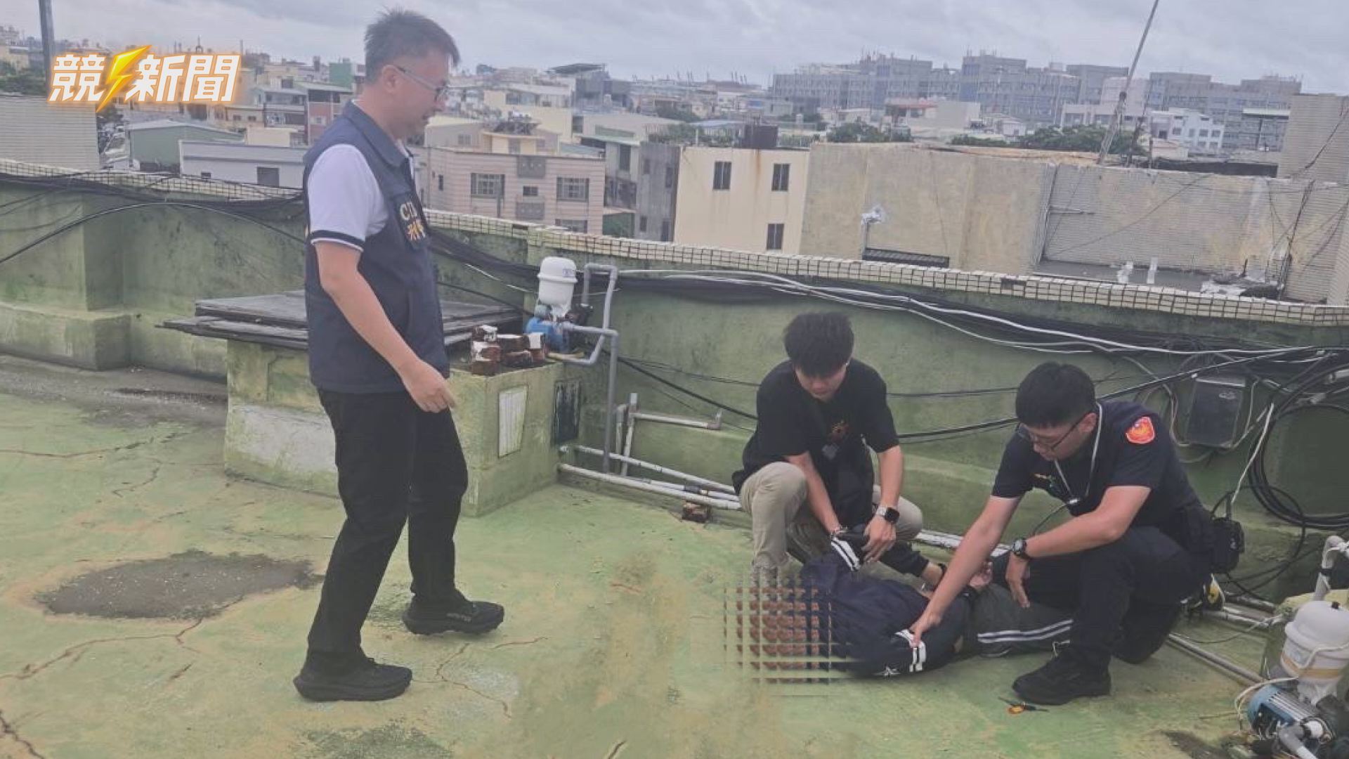 【社會】高雄前鎮懸掛他車牌逃逸遭警圍捕 通緝犯躲公寓頂樓落網
