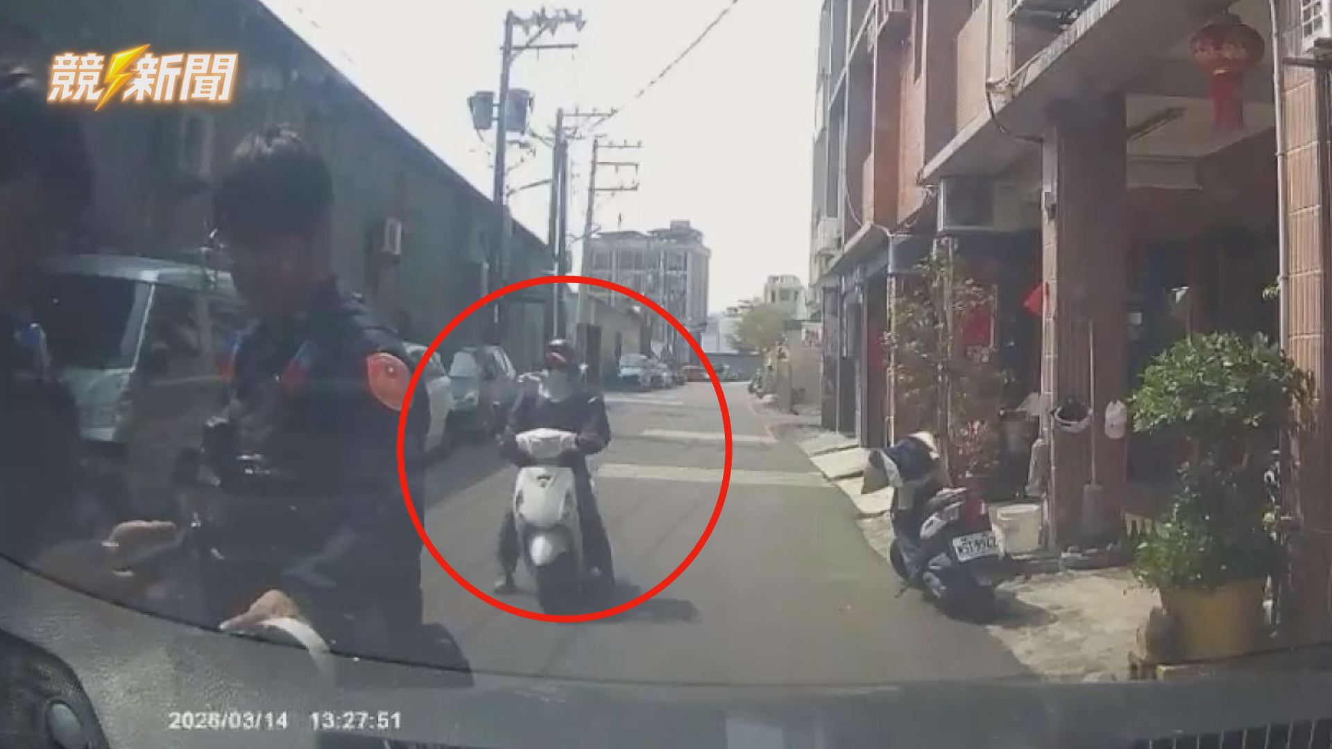 【社會】高雄鳳山女騎士違規遭攔查 一把氣上頭回頭衝撞員警 妨害公務遭檢方起訴
