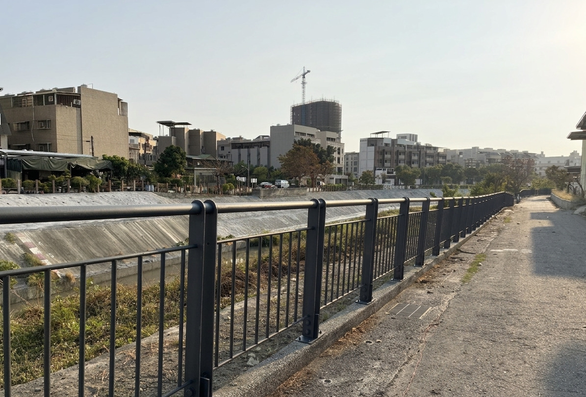 【建設】高雄仁武獅龍溪護岸欄杆修繕完工 提升沿岸通行安全