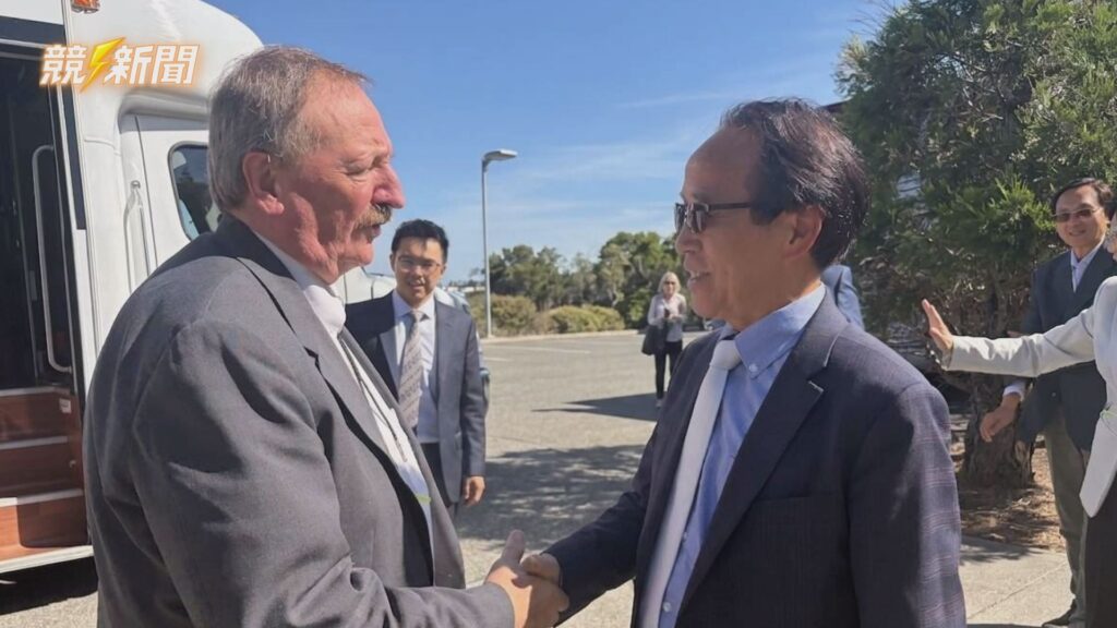 高雄市副市長林欽榮前往波音工廠參訪時與史諾霍米須郡郡長戴夫・薩默斯握手寒暄


