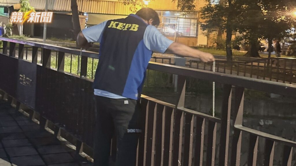 高雄環保局稽查員深夜於橋樑拋繩進行水質採樣
