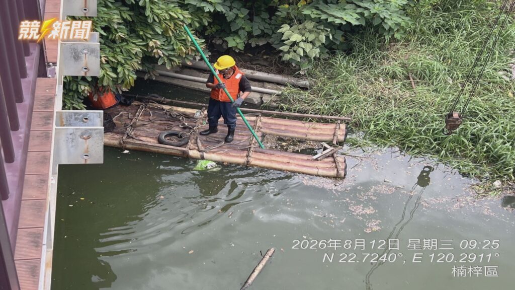 高雄水利局人員搭乘竹筏清理後勁溪河面漂流物
