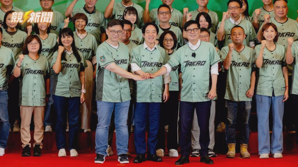 賴清德與陳其邁及賴瑞隆手疊手象徵團結
