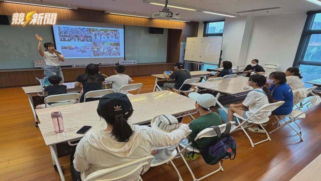 高雄街道健檢講座講師宣導人本交通
