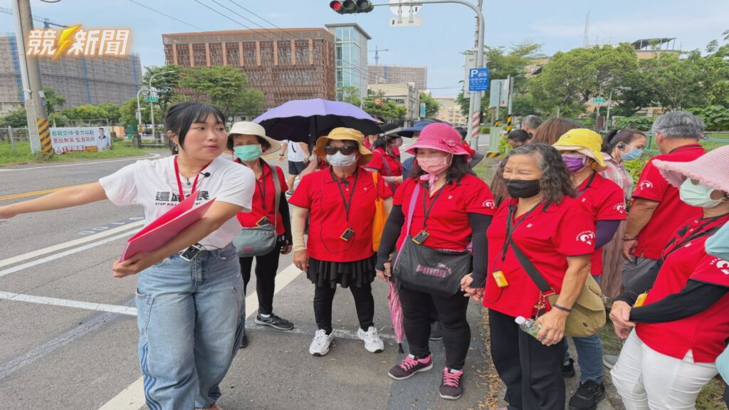 高雄街道健檢走讀講師現場講解路口

