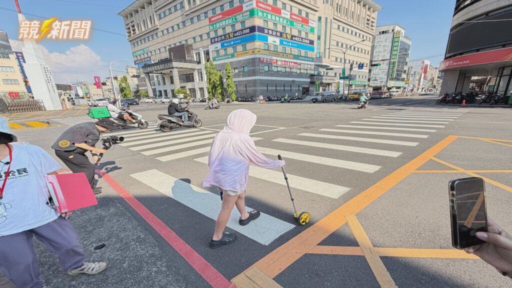 高雄街道健檢民眾推測距輪測量斑馬線
