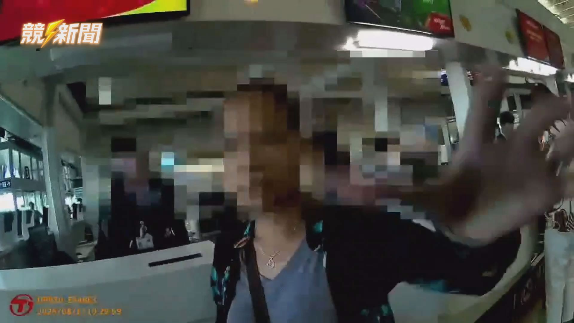 【社會】高雄機場女旅客簽證逾期失控攻擊員警 警方強制壓制依妨害公務送辦