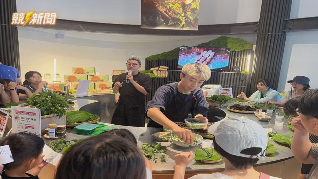  臺東未來超市展覽職人現場示範野菜飯糰製作
