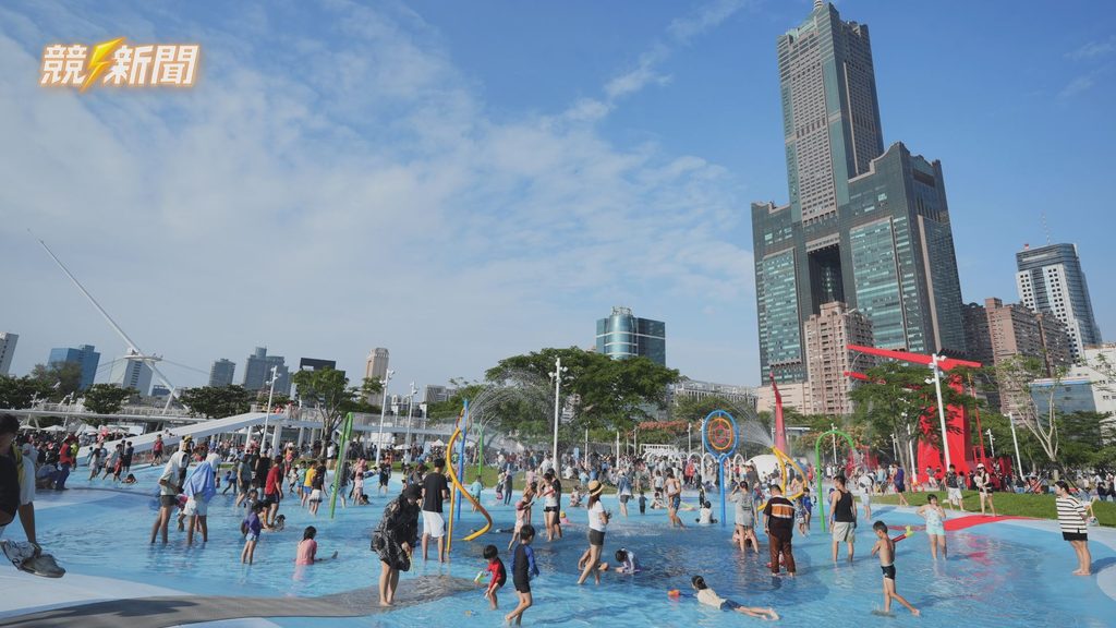 高雄星光水岸公園親水設施民眾戲水