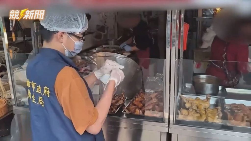 高雄衛生局人員熟食攤位戴手套採樣食品