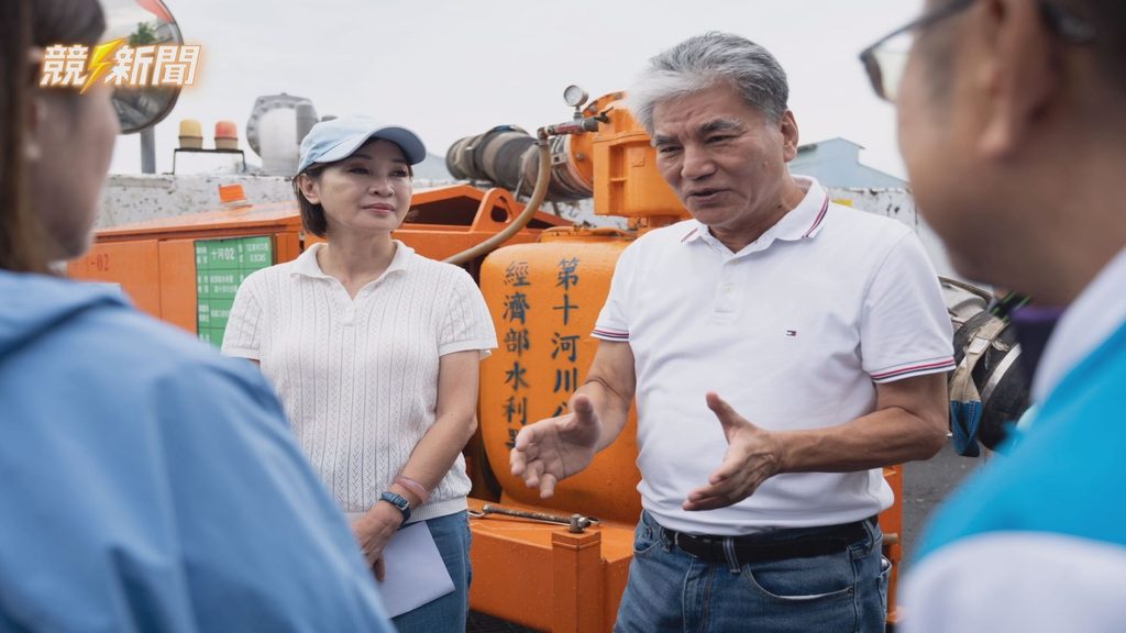 高雄李鴻源向柯志恩說明典寶溪治水建議