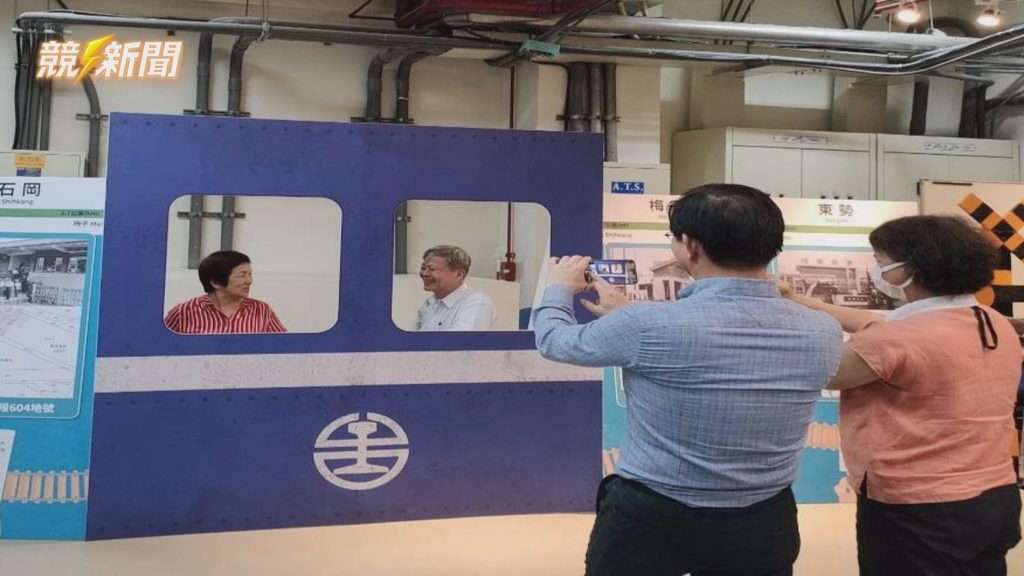 台中東勢支線展民眾透過復刻藍皮車窗拍照