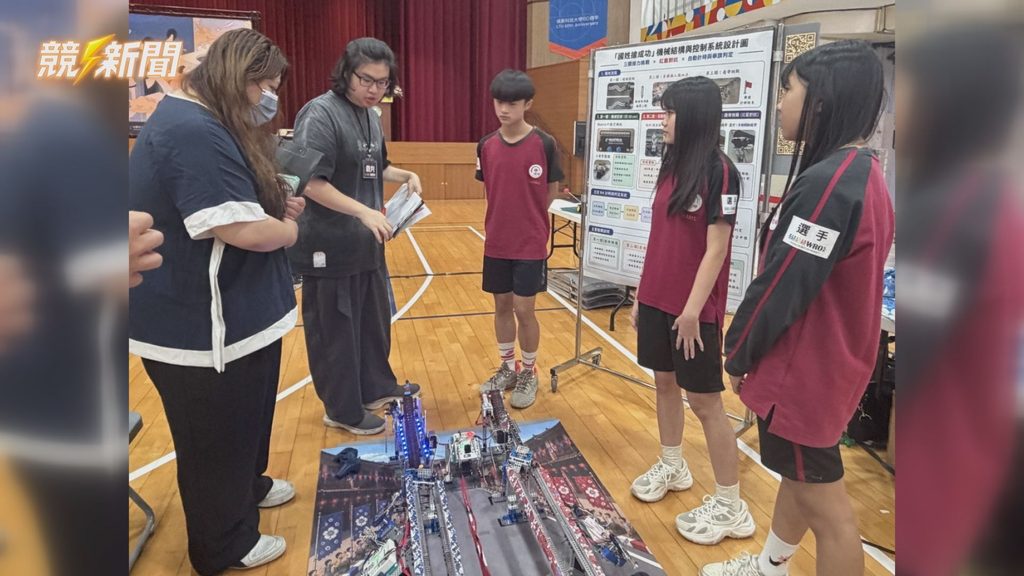 南投選手向裁判展示介紹機器人設計結構