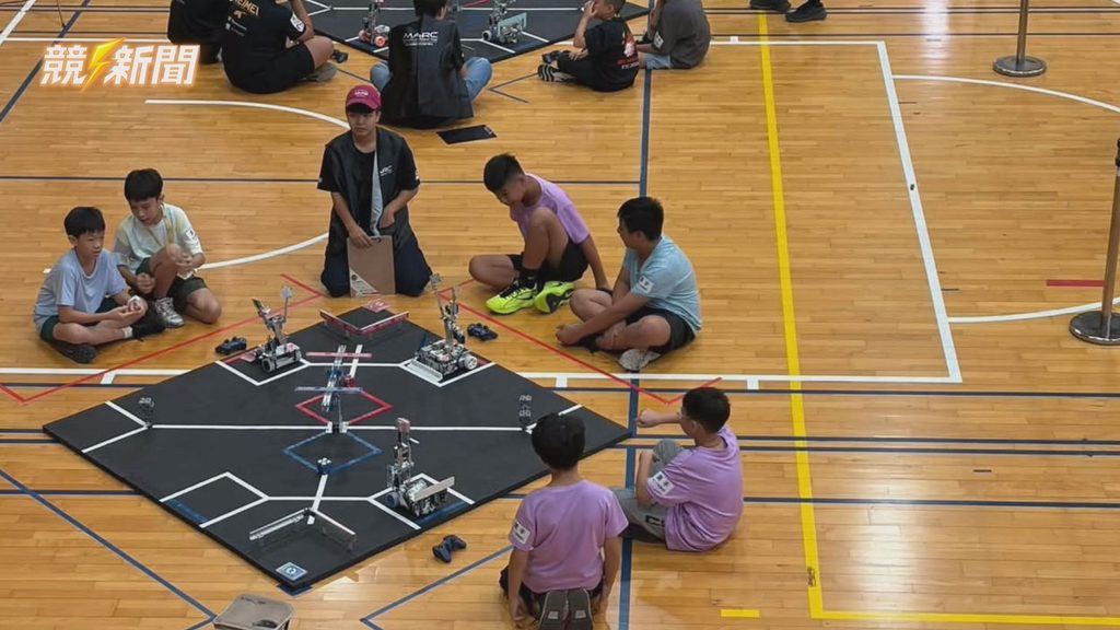 南投學生於機器人競賽場地專注準備對決