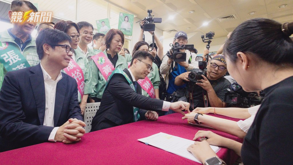 高雄選委會現場賴瑞隆於臨櫃簽名登記參選