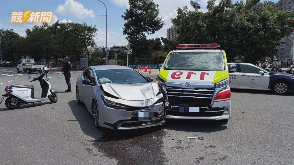 高雄楠梓藍昌路口車禍自小客車與救護車碰撞