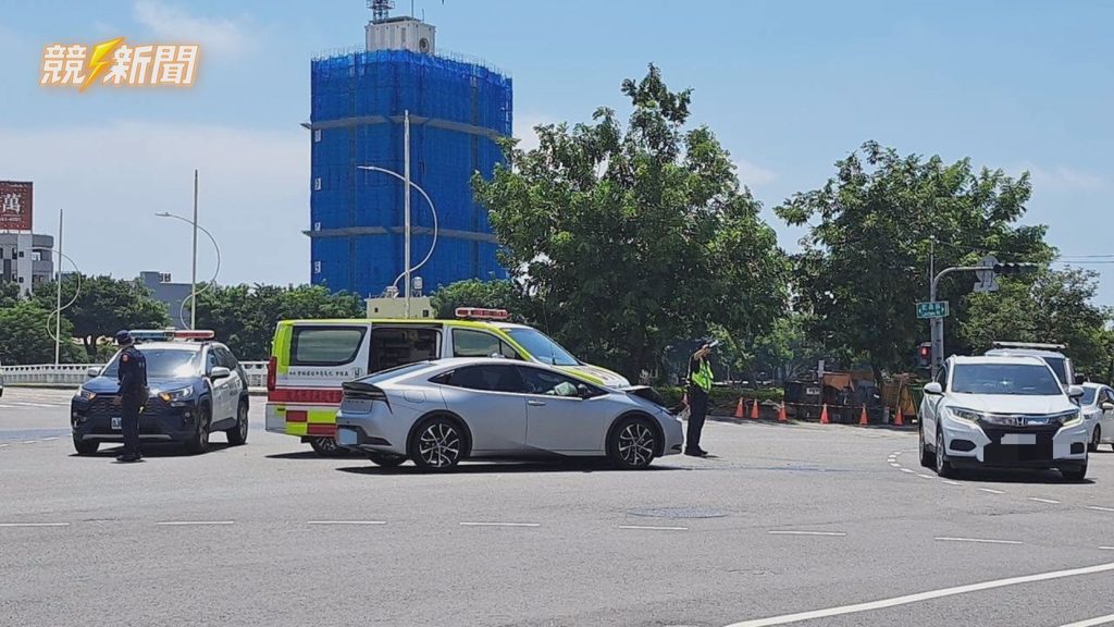 高雄楠梓藍昌路口事故現場警方指揮交通