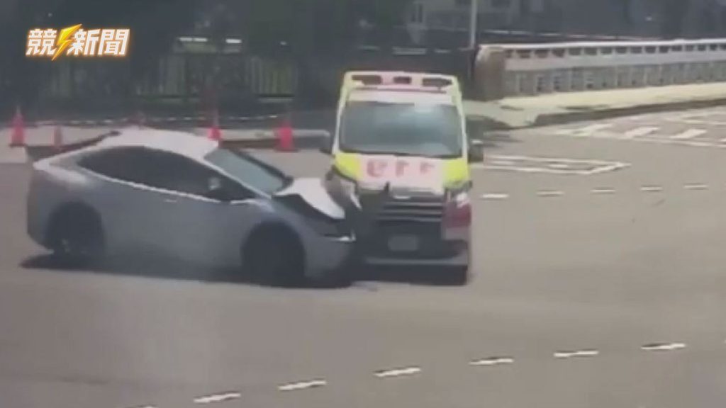 高雄楠梓藍昌路口救護車遭撞擊瞬間