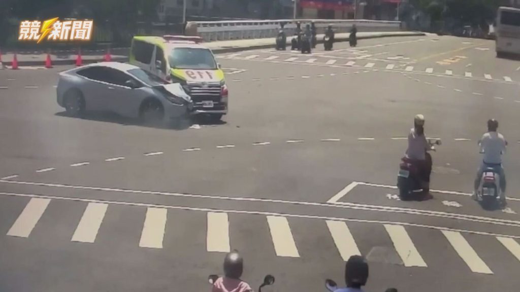 高雄楠梓藍昌路口車禍路口動態畫面