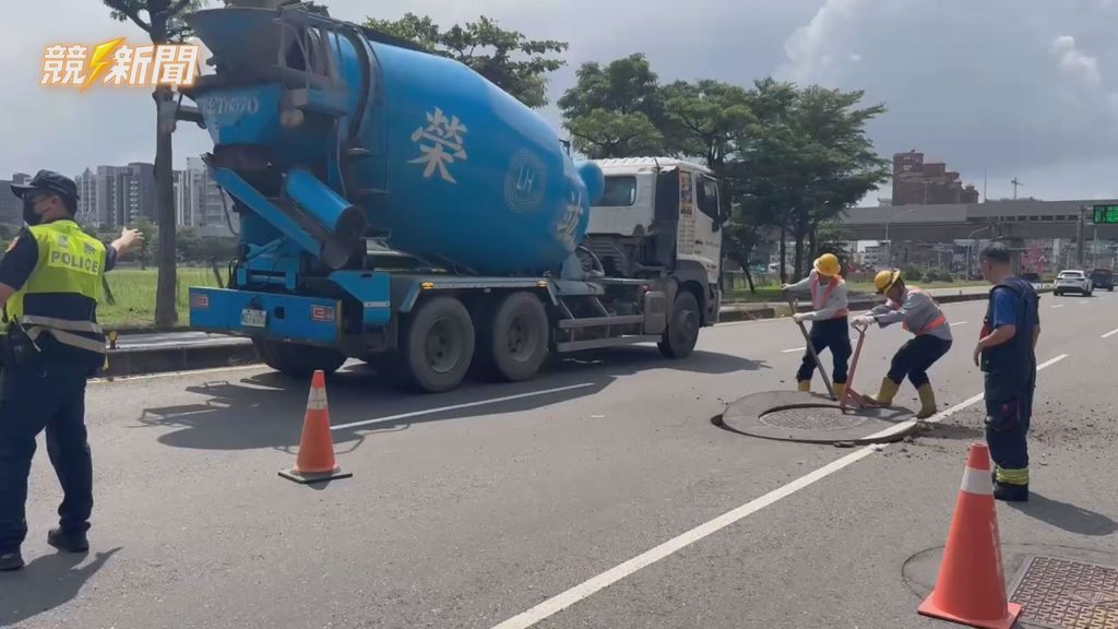 高雄鳳山鳳頂路人孔蓋移位台電搶修