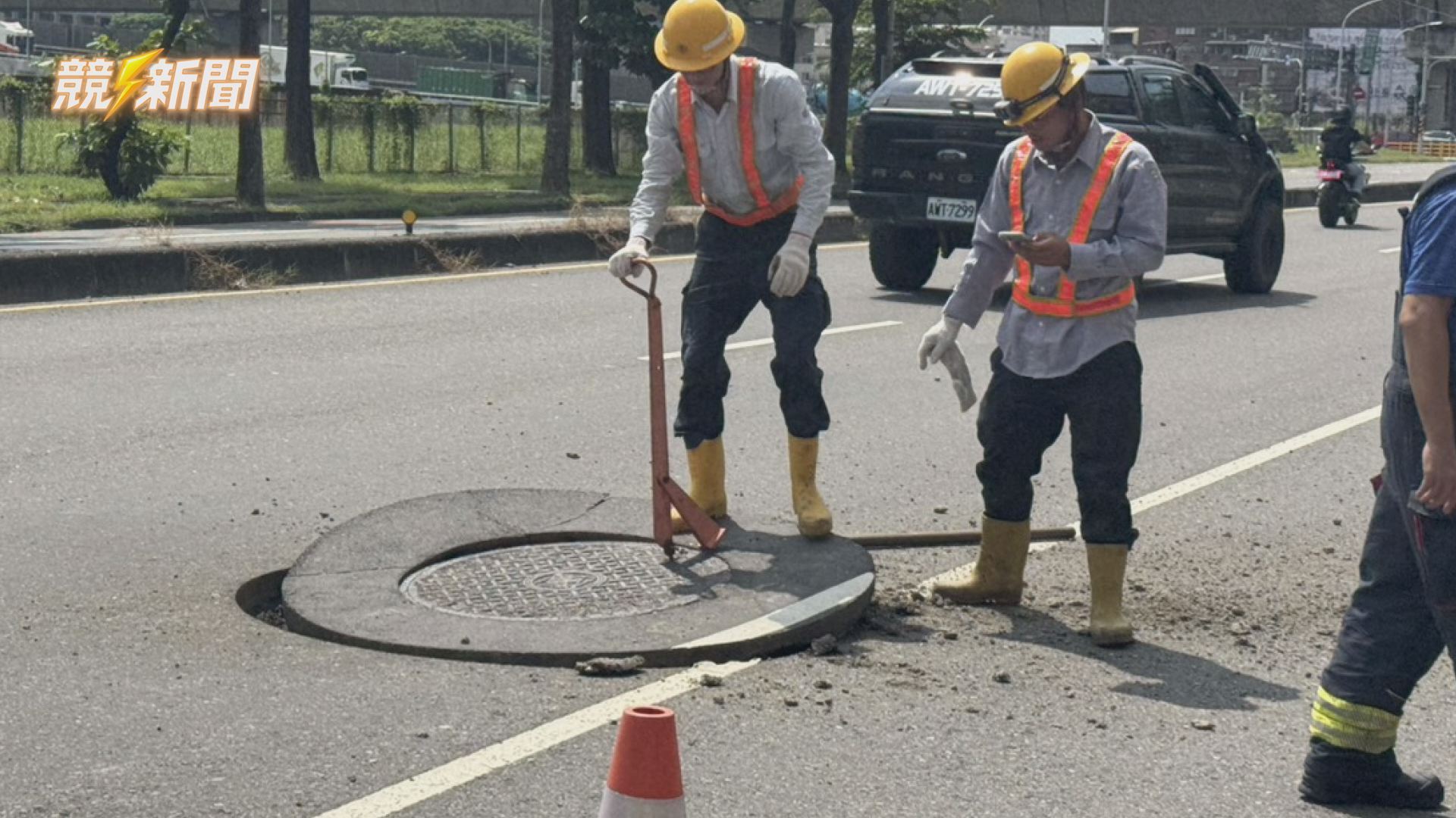 【社會】高雄鳳山鳳頂路地下驚傳爆聲 人孔蓋移位道路破損台電搶修